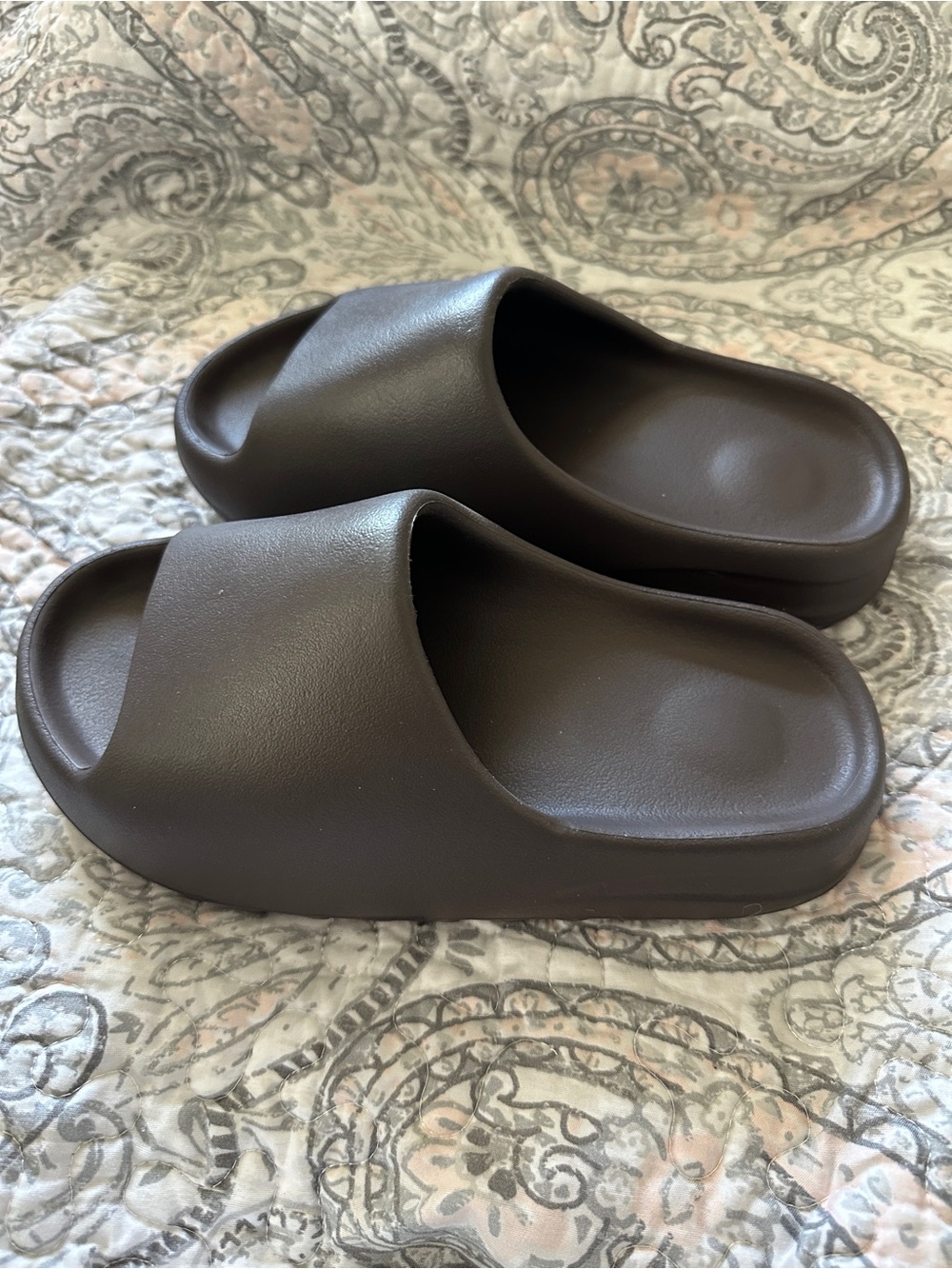 NWB: Yeezy Boys Size 5/ WMS 7 Slide Sandals in Chocolate - Picture 4 of 9